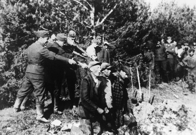 «Палачи и жертвы». Каунасская резня в конце июня 1941 года, когда на территорию Литвы вступили войска нацистской Германии. Банды литовских националистов учинили первый массовый погром в пригороде Каунаса — Виллиамполе. © РИА Новости