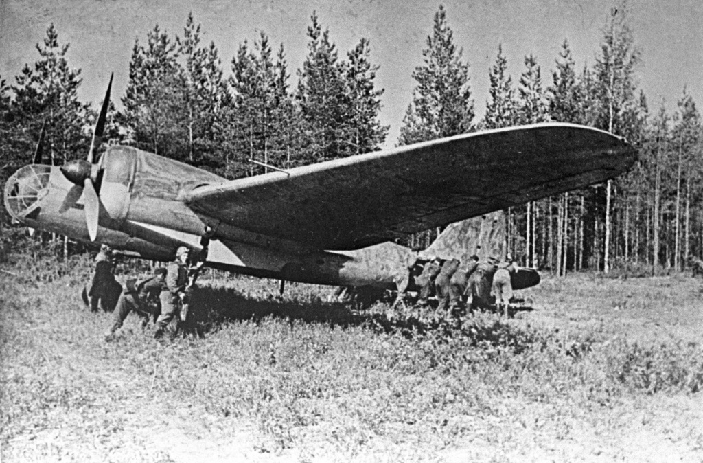 Самолет СБ (АНТ-40) — скоростной фронтовой бомбардировщик. Самый массовый серийный самолёт разработки КБ А. Н. Туполева. Подготовка к вылету. © Анатолий Сергеев-Васильев / РИА Новости