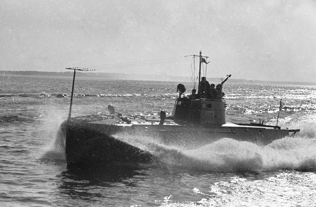 Оборона Одессы. Торпедный катер выполняет боевую задачу в Черном море у берегов Одессы. © Яков Халип / РИА Новости