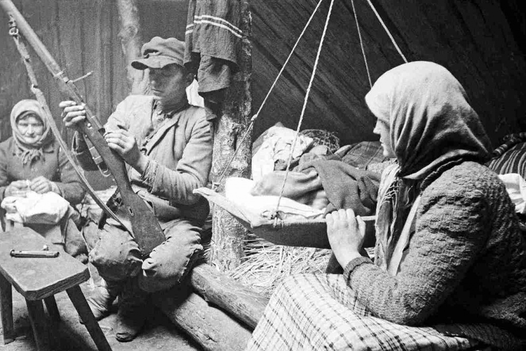 Белорусские партизаны в шалаше партизанского отряда. © РИА Новости / М. Трахман