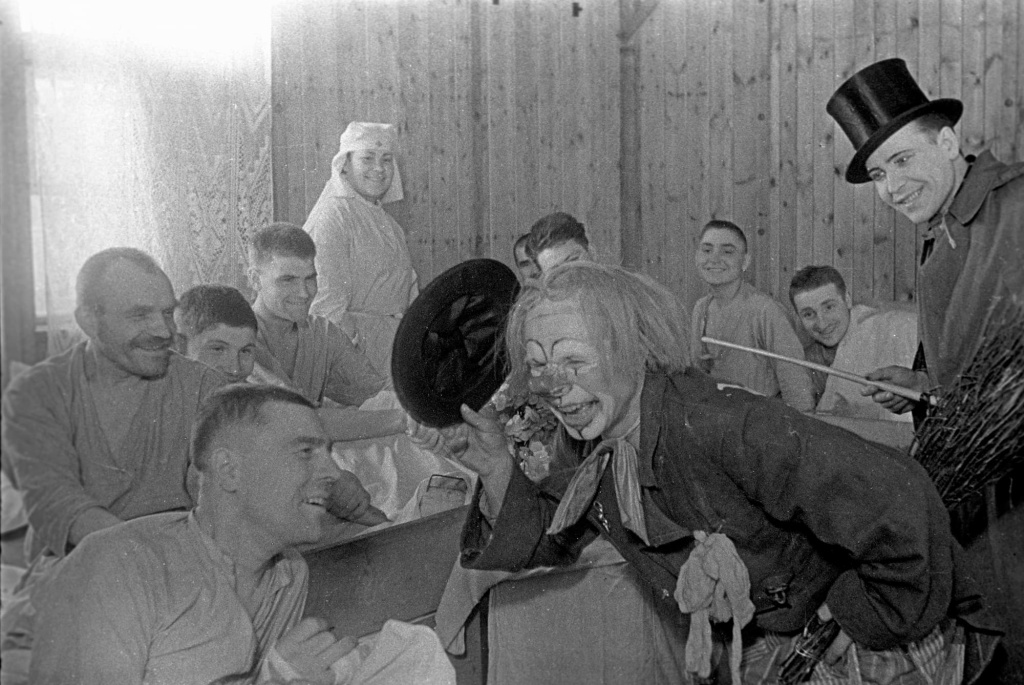 Выступление цирковых артистов в фронтовом госпитале. © Марк Марков-Гринберг / РИА Новости