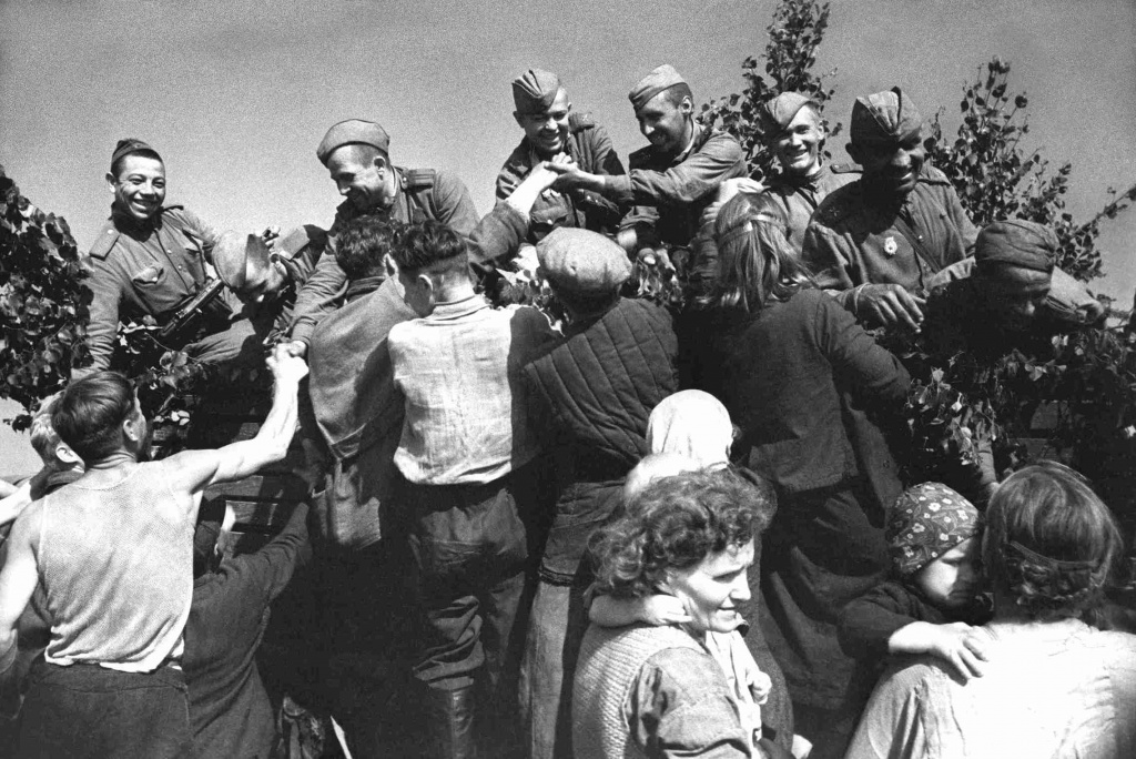 Население освобождённых районов Латвии встречает воинов Красной Армии. Летом 1944 года войсками 2-го Прибалтийского фронта от немецко-фашистской оккупации были освобождены города Зилупе, Дагда, Краслава, Лудза, десятки поселков и сотни хуторов. © РИА Новости / В. Гребнев