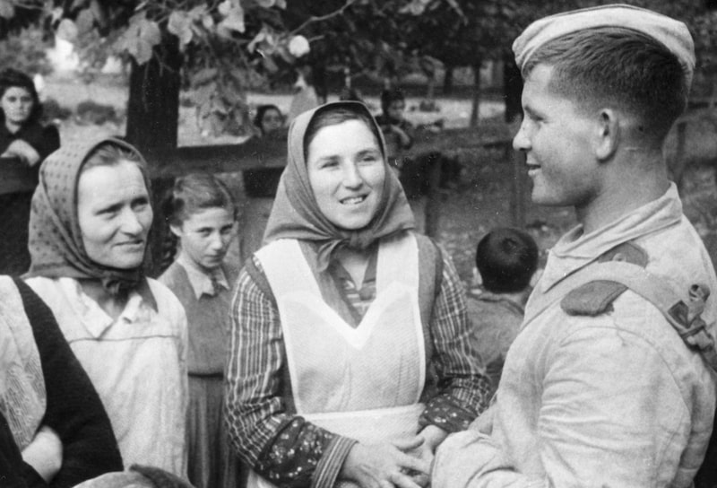 Население освобожденных районов Болгарии восторженно встречало советских бойцов-освободителей. © РИА Новости
