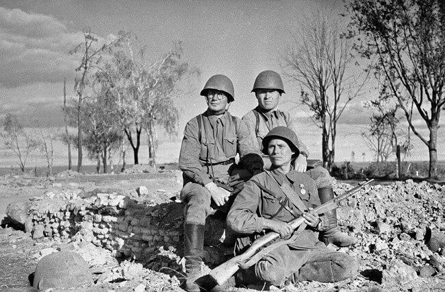 Фотография на память. Бойцы Красной Армии под Ржевом. 1942 год. А. Гаранин / РИА Новости
