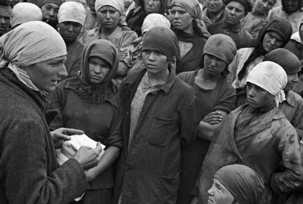 Женщины, работающие землекопами на шахтах Горловки. © Георгий Зельма / РИА Новости