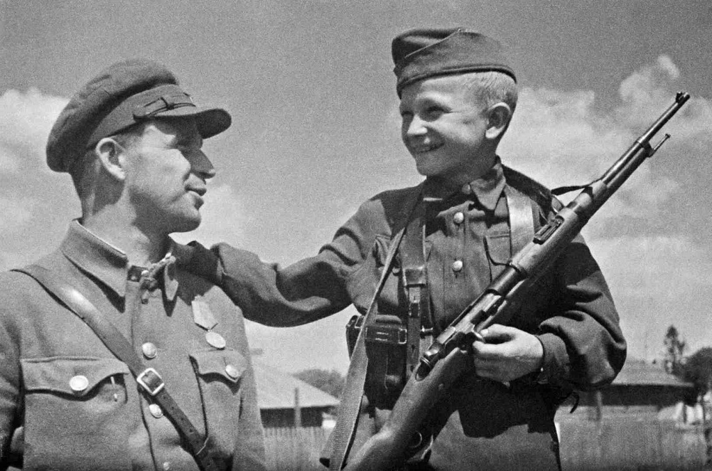 Командир партизанской бригады "За Советскую Белоруссию", Герой Советского Союза Андрей Иванович Волынец с 13-летним сыном Николаем, служившим в отряде разведчиком. © РИА Новости / А. Фридлянский