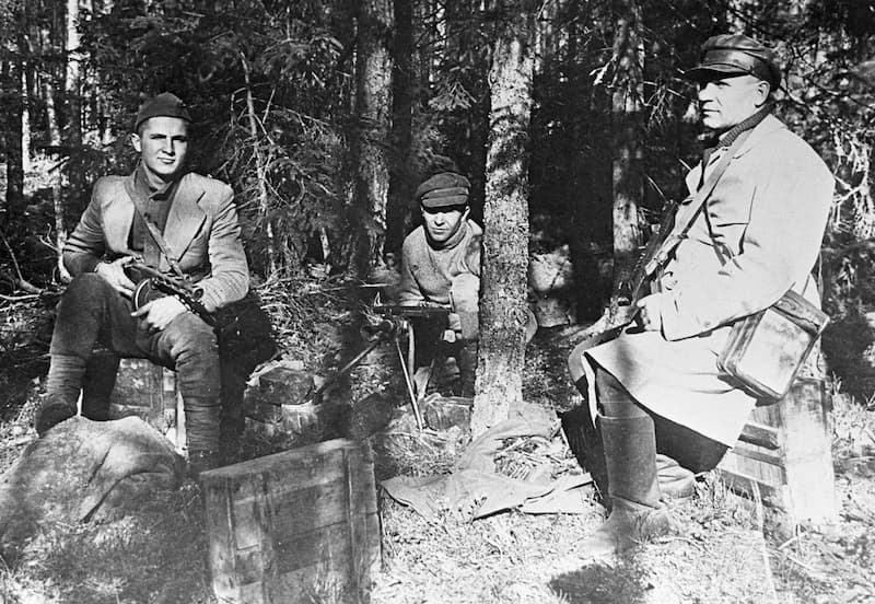 Литовские партизаны Николай Букинас, Андрей Трушкинас и Сергей Неведомкис (слева направо) в лесном лагере. © В. Афонин / РИА Новости