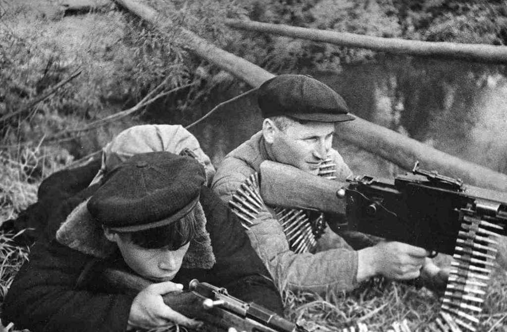 Бойцы партизанского отряда имени Кирова на боевом посту. © РИА Новости / В. Грибов