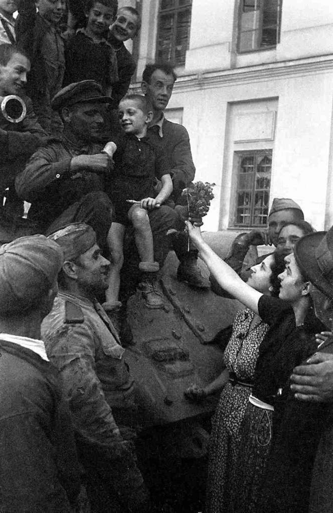 Жители освобожденного города Яссы встречают советских воинов-освободителей. © РИА Новости / Г. Липскеров