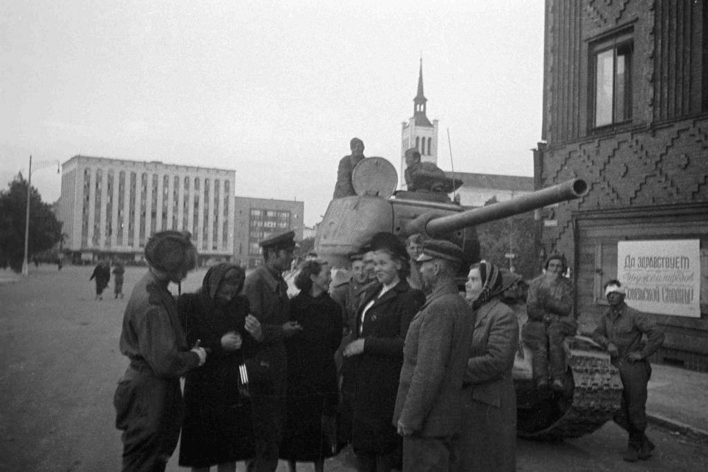 Жители беседуют с советскими танкистами, освободившими Таллин. © РИА Новости / Д. Трахтенберг
