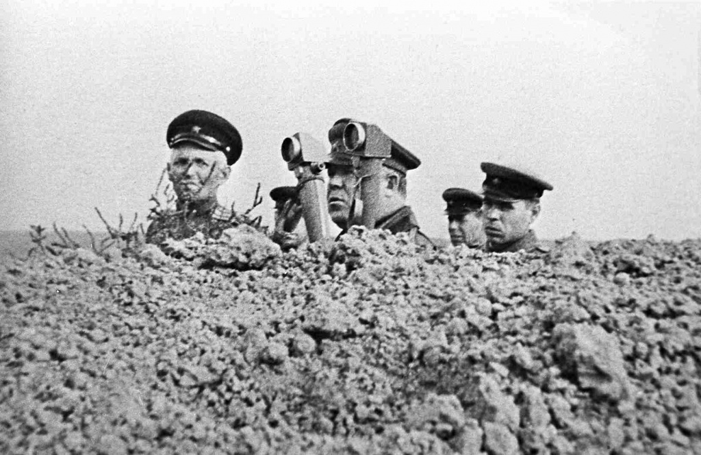 Полковник Илья Самсонович Титов (в центре) на наблюдательном пункте. Командный состав 37-й армии 3-го Украинского фронта. © РИА Новости / Н. Антимонов